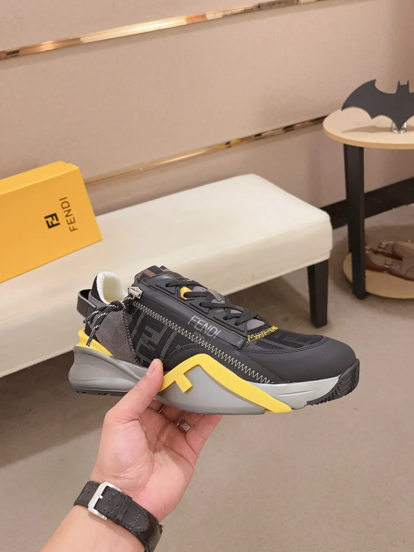 Men's shoes💰: 540💰(Higher version) [Fendi] Fendi's latest casual shoes for men! Available at counters simultaneously! A one-to-one replica of the original. Made entirely of imported top-grain calfskin, the interior is made of top-grain water-dyed cowhide, and the original factory-supplied rubber outsole. Leading new fashion concepts. Matching code: 38-44. 45 can be customized and non-returnable!